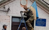 Військовий з Волині встановив прапор України у звільненому селі. ВІДЕО