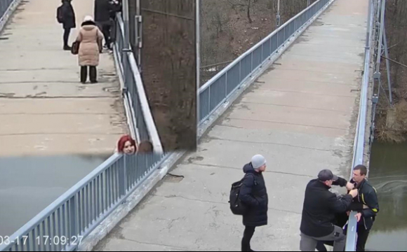 Перехожі врятували на мосту чоловіка. ВІДЕО