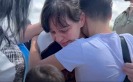 Українка повернулась з російського полону та вперше за два роки обійняла сина