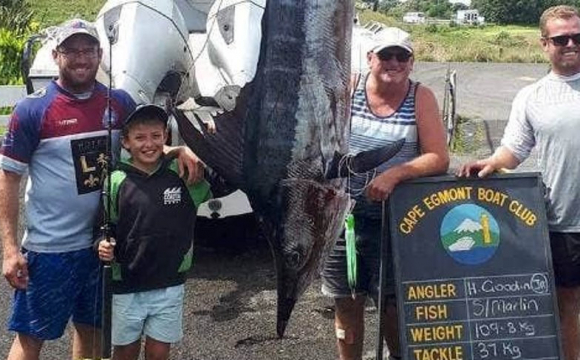 11-річний хлопчик піймав гігантську рибу вдвічі важчу за себе. ФОТО