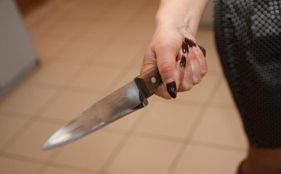 Онука вдарила бабусю ножем у вухо: 73-річна жінка померла на місці