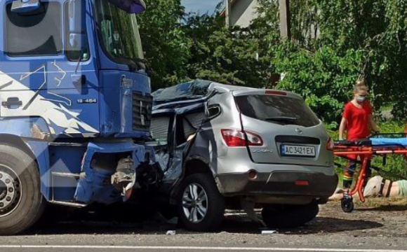 Поблизу Луцька автомобіль влетів у фуру: загинув 29-річний чоловік. ФОТО