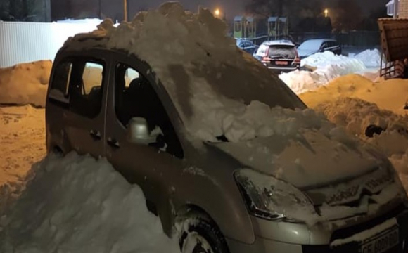 Оригінально помстився: луцький автомобіліст засипав снігом автівку сусіда. ВІДЕО