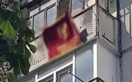 На балконі багатоповерхівки в українському місті вивісили прапор із комуністичною символікою
