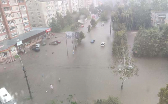 У Луцьку після зливи затопило вулиці: яка ситуація у місті. ВІДЕО