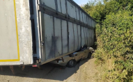 У селі вантажівка з тваринами розчавила авто: водій загинув на місці. ФОТО