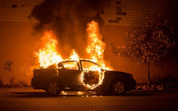 На Одещині у дворі будинку підпалили авто журналіста