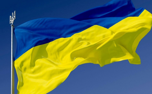 Юнак з оголеним торсом публічно спалив прапор України. ФОТО