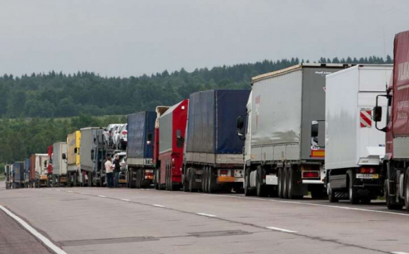 На Волинській митниці досі стоять тисячі вантажівок: рекордні черги збільшуються щодня