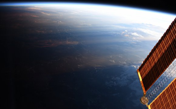 NASA показало неймовірне фото, як ніч переходить у день над Землею 
