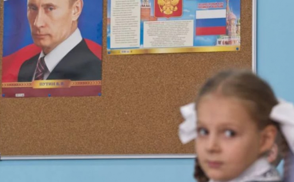 У Мелітополі окупанти змушують школярів фотографуватися з портретом Путіна