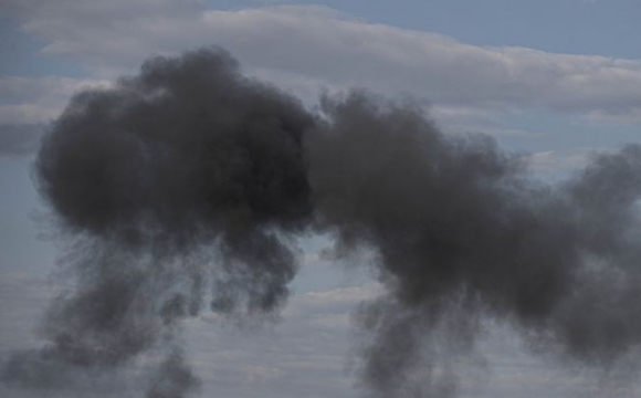 Біля українського міста пролунали потужні вибухи: у небо піднявся дим. ВІДЕО