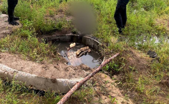 У заповненому водою люку знайшли тіло закатованого українця. ФОТО