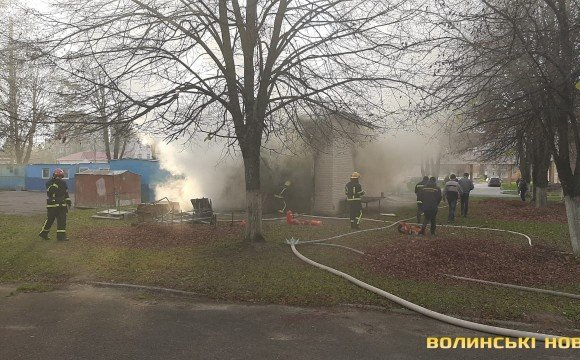 У Луцьку на території дитячої лікарні вранці трапилась пожежа. ФОТО