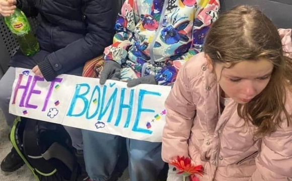 У Росії за акцію проти війни дітей спакували у автозак. ФОТО