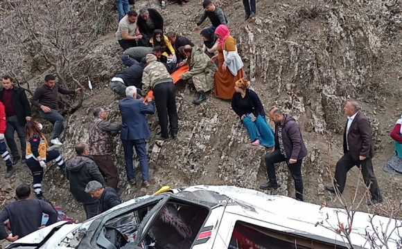 У Туреччині автобус зі школярами злетів у провалля з 300-метрової скелі. ФОТО