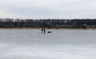 Двоє дітей провалилися під лід на річці