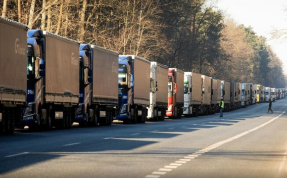 На виїзд з Польщі в Україну очікують близько 2500 вантажівок