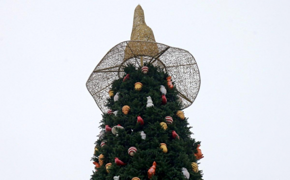 Нічого спільного з Різдвом і Новим роком: критикують «відьмацький капелюх» на головній ялинці