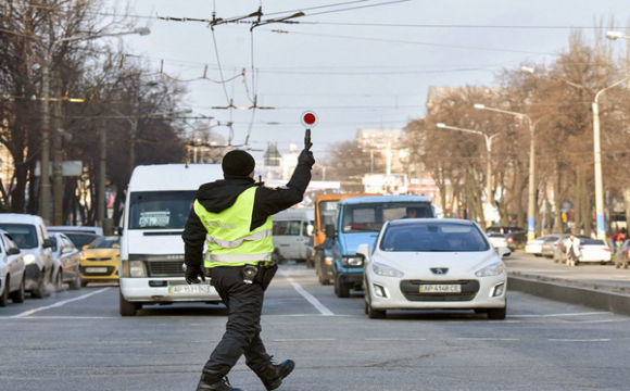 В Україні змінюють правила дорожнього руху, що робити водіям