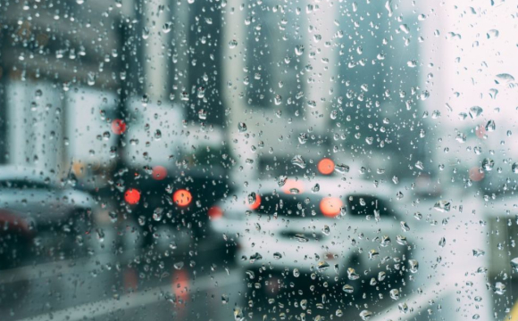 Як потрібно їздити у дощову погоду: волинянам нагадали правила
