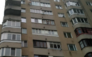 Занадто шуміли: у Києві бабуся з 8 поверху кидалась посудом та праскою прямо на дітей. ВІДЕО