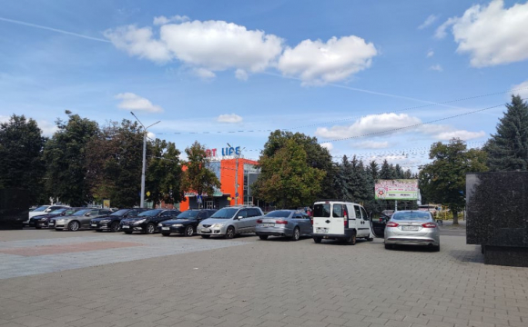 Меморіальний комплекс Луцька перетворили на парковку