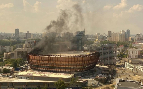 В російському місті спалахнула потужна пожежа: оголошена евакуація. ВІДЕО