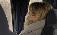 «За всю країну»: пасажирка їхала в автобусі відразу у кількох захисних масках. ФОТО