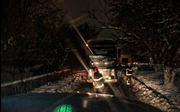 У Волинській області через сніг застрягли і перекрили рух дві вантажівки