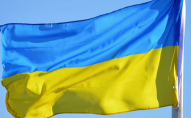 У Литві троє чоловіків і жінка викинули у смітник та обплювали прапор України 