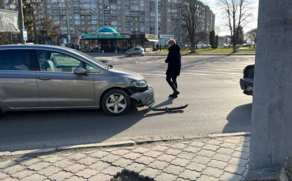 У Луцьку на Київському майдані зіткнулись два авто