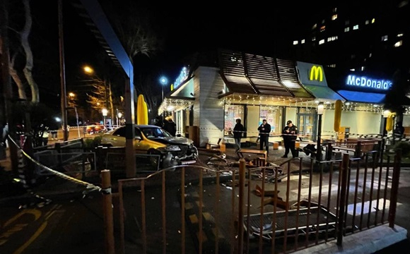 В Одесі авто влетіло в McDonalds і збило людину