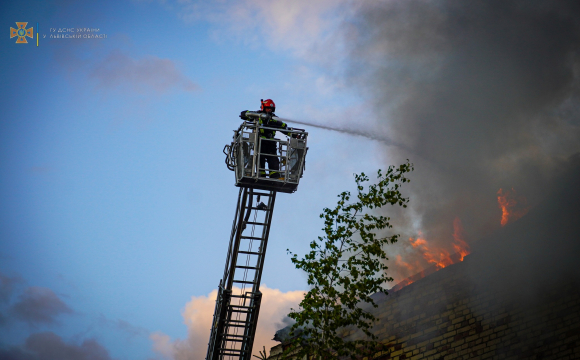 У Львові велику пожежу гасили 13 спецавто і 68 рятувальників. ФОТО