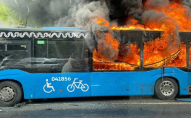 Посеред вулиці раптово загорівся автобус з пасажирами