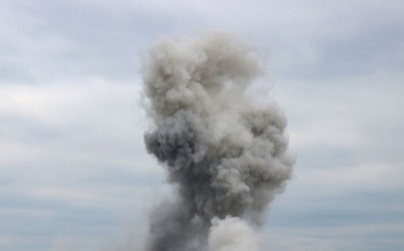 В українському місті лунають гучні вибухи: росіяни підняли авіацію