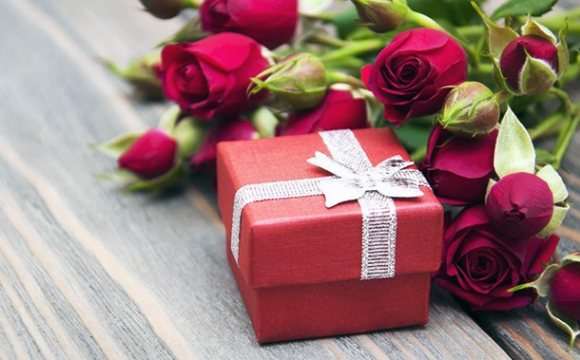 Подарунки на 8 Березня: що купувати жінкам, щоб потішити, а не образити 