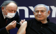 Премʼєр Ізраїлю у прямому ефірі вакцинувався від коронавірусу