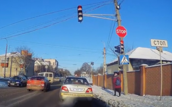Як у Луцьку вчать водити: автівка з автошколи проїхала на червоне світло. ВІДЕО
