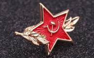 Жінка в одязі з символікою СРСР роздавала в парку комуністичні агітки