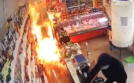 Чоловік намагався підпалити свою колишню посеред магазину. ВІДЕО