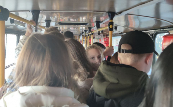 Переповнений транспорт та відсутність масок: у Луцьку масово порушують карантин. ФОТО