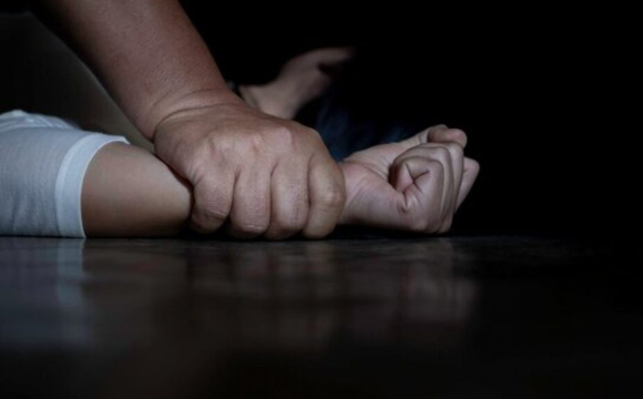 Окупант зґвалтував 31-річну жінку та погрожував її дитині розправою