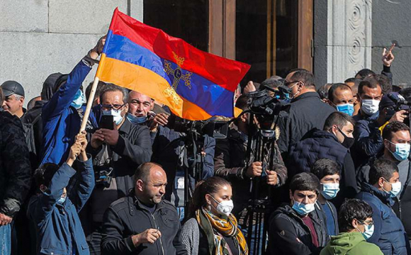 У Єревані опозиція штурмом узяла будівлю уряду
