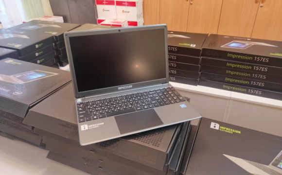 Волинські вчителі отримали перші ноутбуки для роботи