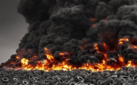 Світ на межі екологічної катастрофи: горить найбільше звалище шин у світі. ВІДЕО
