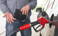 Українцям можуть заборонити купляти паливо на АЗС за готівку