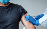 50-річний чоловік прийшов на вакцинацію з силіконовою рукою