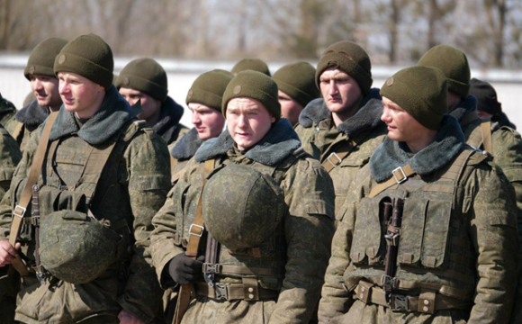 До українського села перекинули білоруських військових