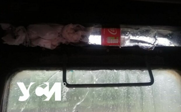 Ноу-хау від «Укрзалізниці»: вікно залатали шматтям і пластиковою пляшкою. ФОТО